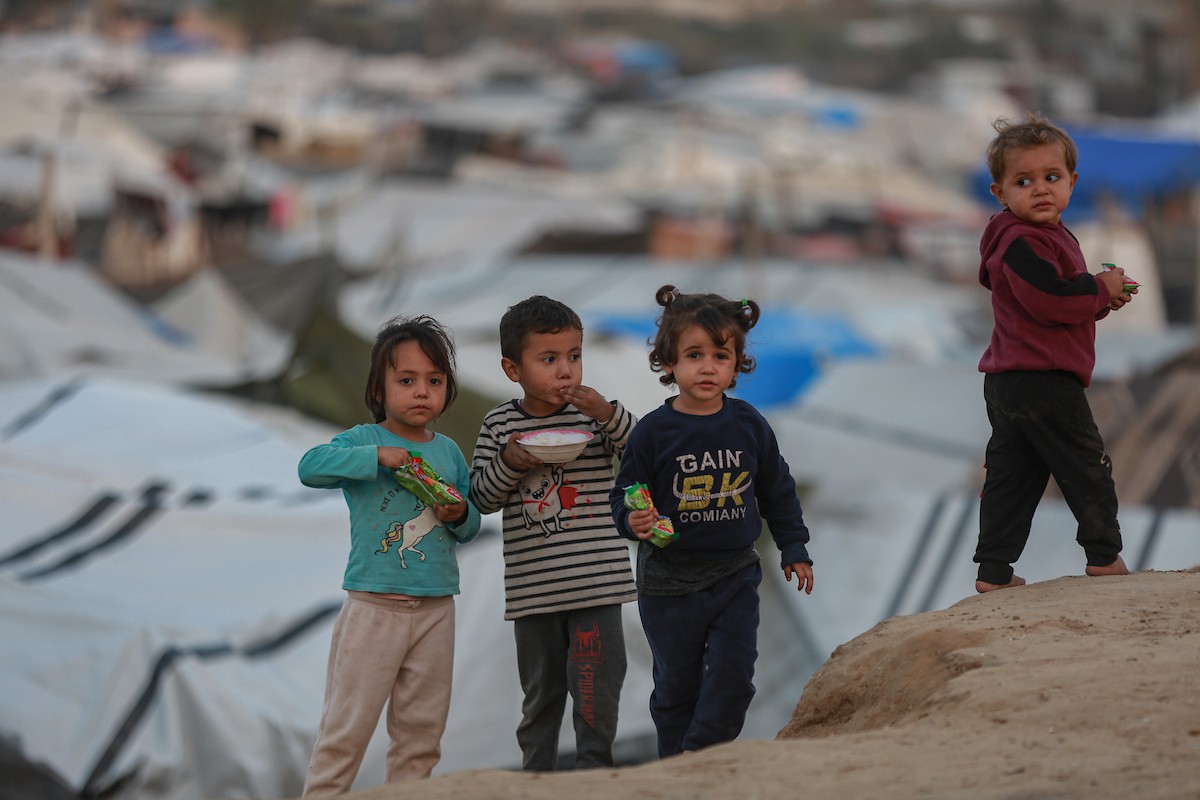 منظر عام للمنطقة حيث تواجه الأسر الفلسطينية النازحة التي تعيش في خيام مؤقتة بالقرب من مدينة الزوايدة في وسط قطاع غزة