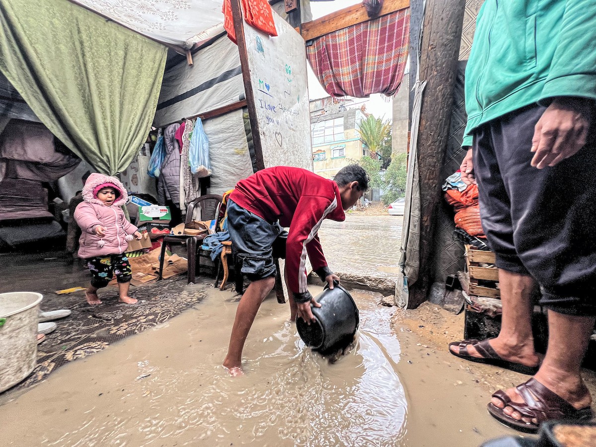 أغرقت الأمطار الغزيرة العديد من خيام النازحين الفلسطينيين في مخيم النصيرات، وسط قطاع غزة (10).jpg