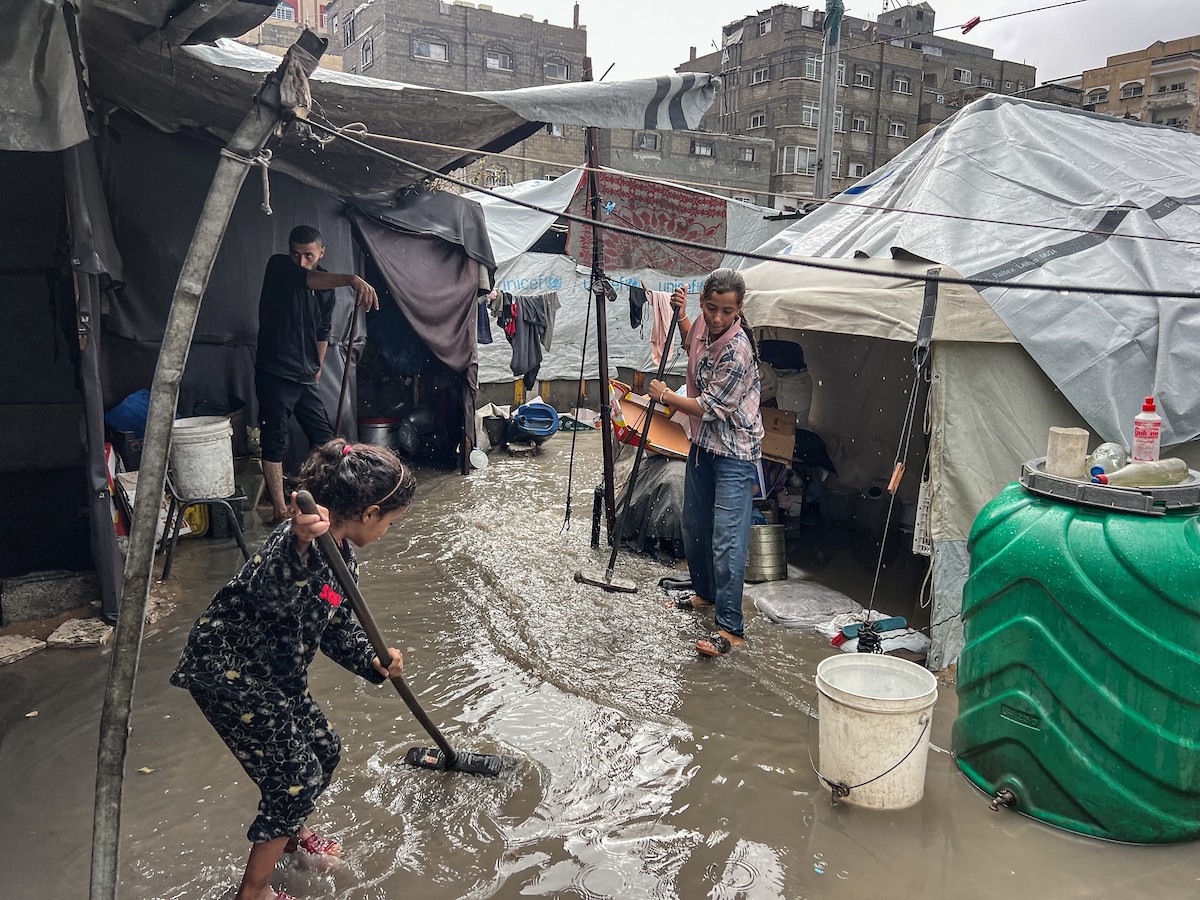أغرقت الأمطار الغزيرة العديد من خيام النازحين الفلسطينيين في مخيم النصيرات، وسط قطاع غزة (20).jpg