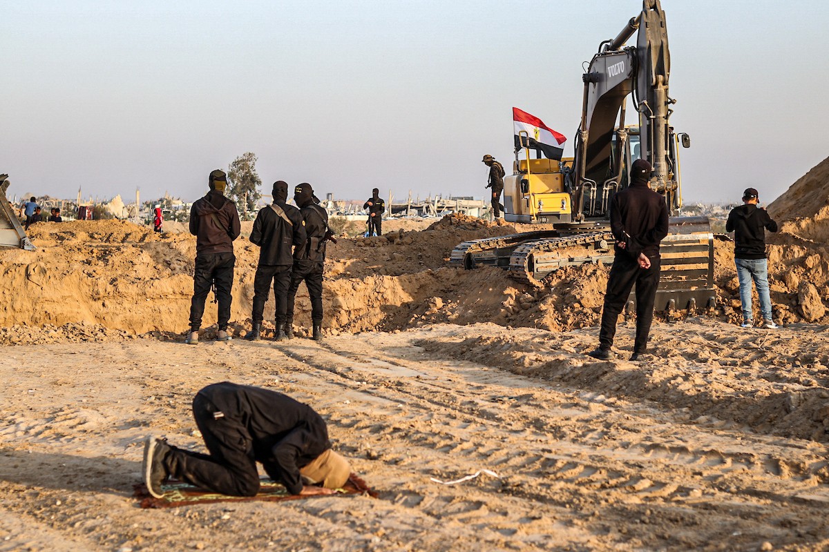 تعمل الآليات الثقيلة بالتنسيق مع أعضاء سرايا القدس وف (15).jpg