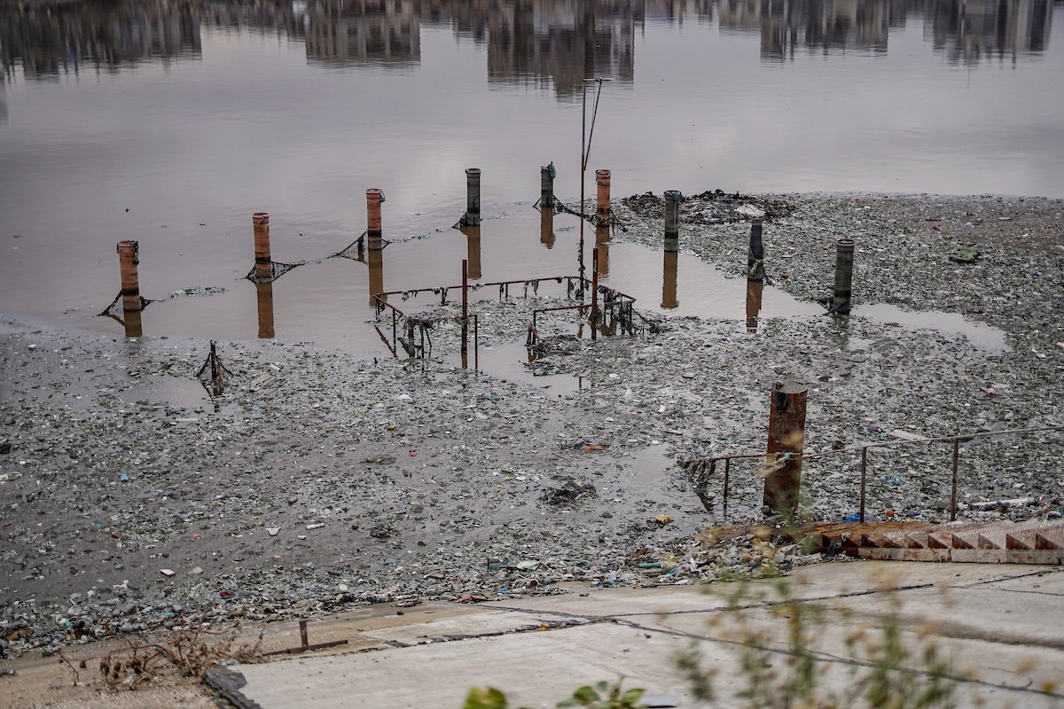وفد من الأمم المتحدة يتفقد حوض تجميع مياه الصرف الصحي في حي الشيخ رضوان بمدينة غزة (11).jpg