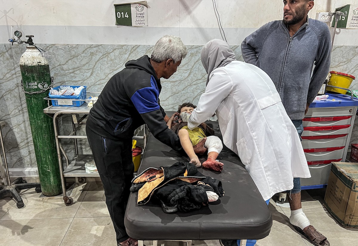 يتم نقل الجرحى الفلسطينيين بمن فيهم الأطفال إلى المستشفيات لتلقي العلاج بعد أن شن جيش الاحتلال الإسرائيلي هجمات على عدة مناطق في قطاع غزة على الرغم من وقف إطلاق النار، مستهدفًا مبنى تابعًا لعائلة أبو شاويش في مخيم الن.jpg