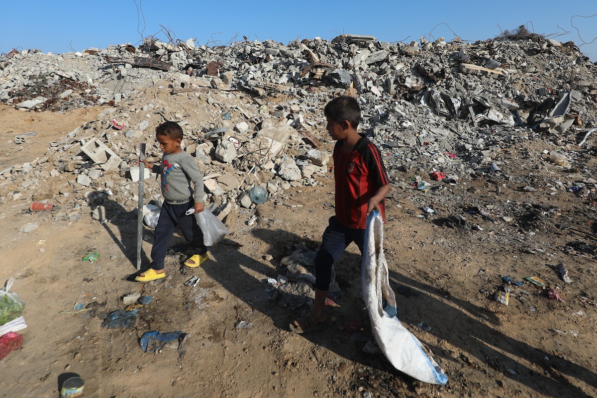 يبحث أطفال فلسطينيون في مخيم المغازي للاجئين يوميًا بين الأنقاض والقمامة عن بقايا الطعام وقطع الكرتون والبلاستيك والخشب لمساعدة عائلاتهم في الطهي في ظل انقطاع غاز الطهي عن غزة لفترة طويلة بسبب الحرب (4).jpg