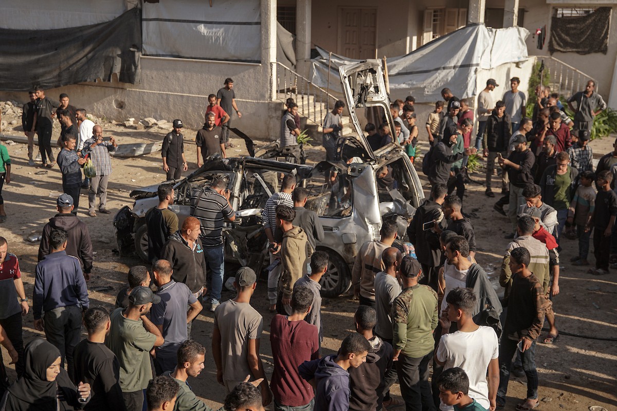 فلسطينيون وفرق الدفاع المدني ينتشلون ضحايا سقطوا في غارات جو (15).jpg