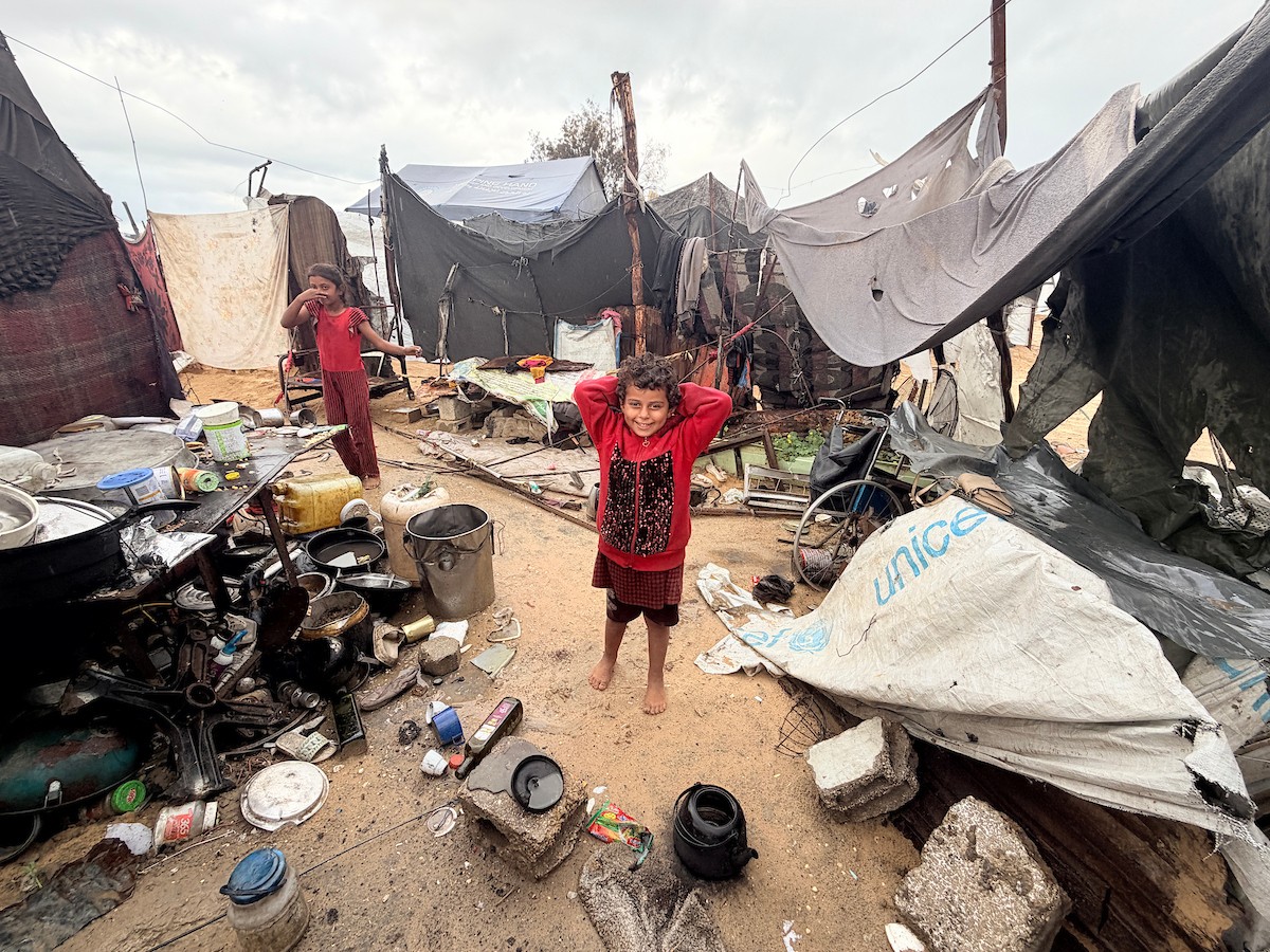 أغرقت الأمطار الغزيرة العديد من خيام النازحين الفلسطينيين في خان يونس، جنوب قطاع غزة، في 25 نوفمبرتشرين الثان (8).jpg