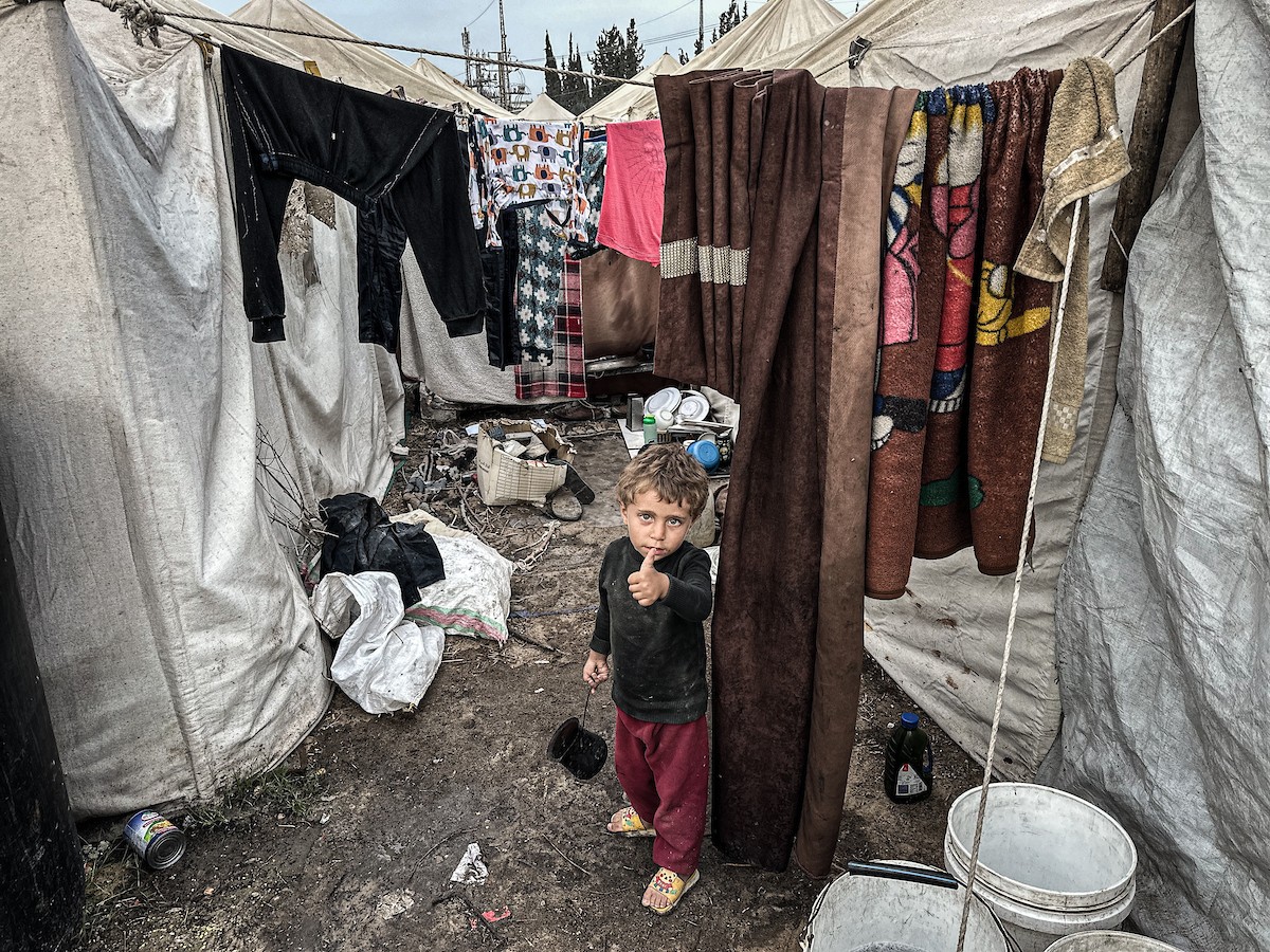 النازحون الفلسطينيون يكافحون للتكيف مع ظروف معيشية قاسية ونقص حاد في الخدمات الأساسية (19).jpg