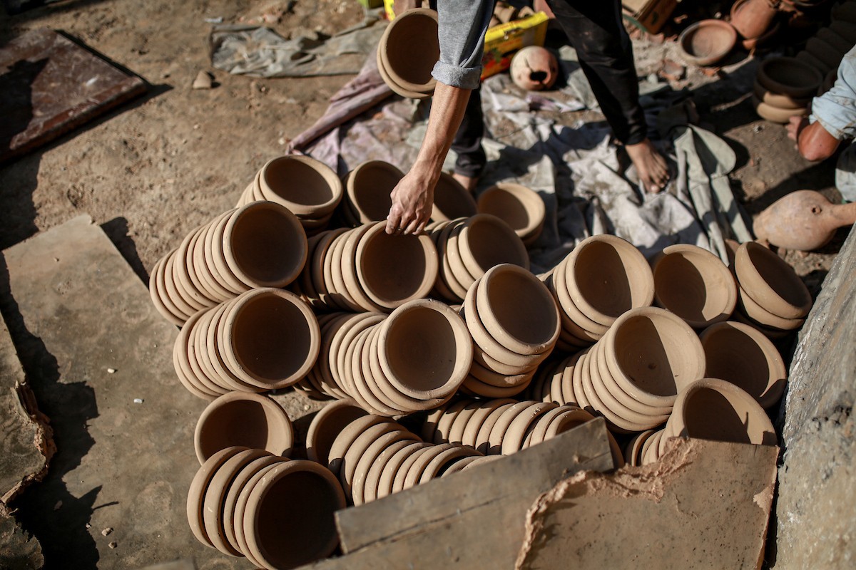 يعمل حرفيو الفخار الفلسطينيون في ورشتهم الصغيرة، حيث يُنتجون أدوات منزلية وأدوات مائدة باستخدام (5).jpg