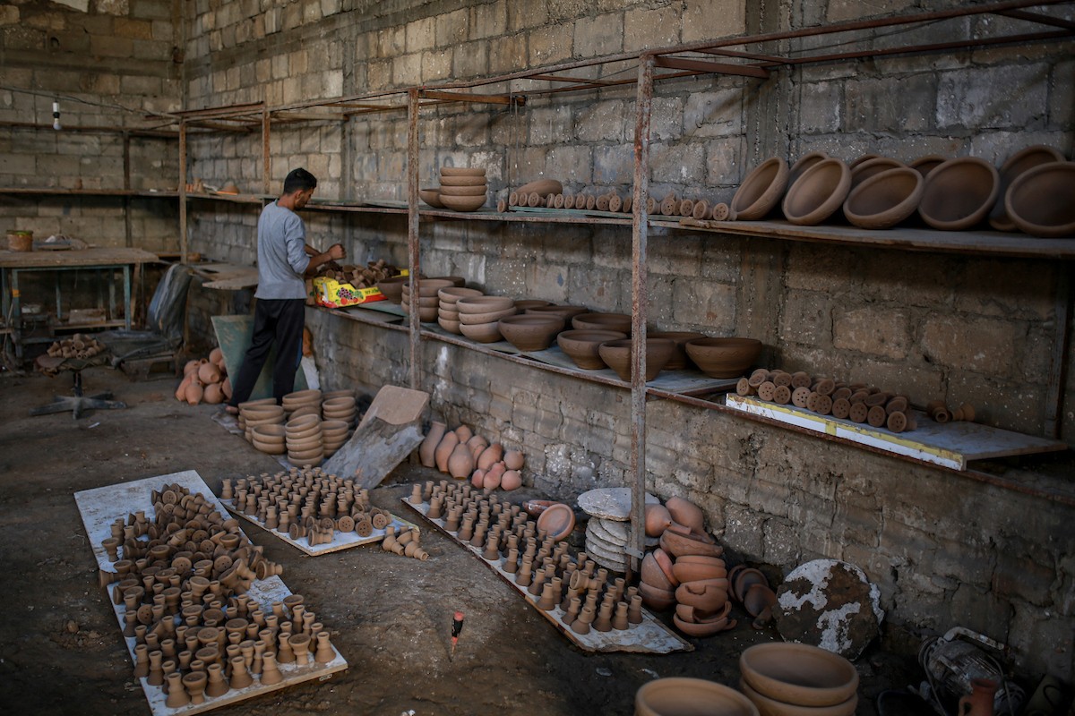 يعمل حرفيو الفخار الفلسطينيون في ورشتهم الصغيرة، حيث يُنتجون أدوات منزلية وأدوات مائدة باستخدام (2).jpg