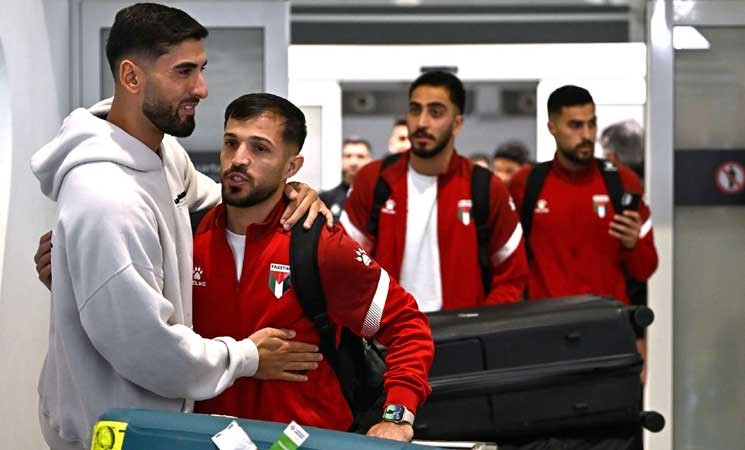لحظة وصول أعضاء المنتخب الوطني الفلسطيني إلى مطار بلباو