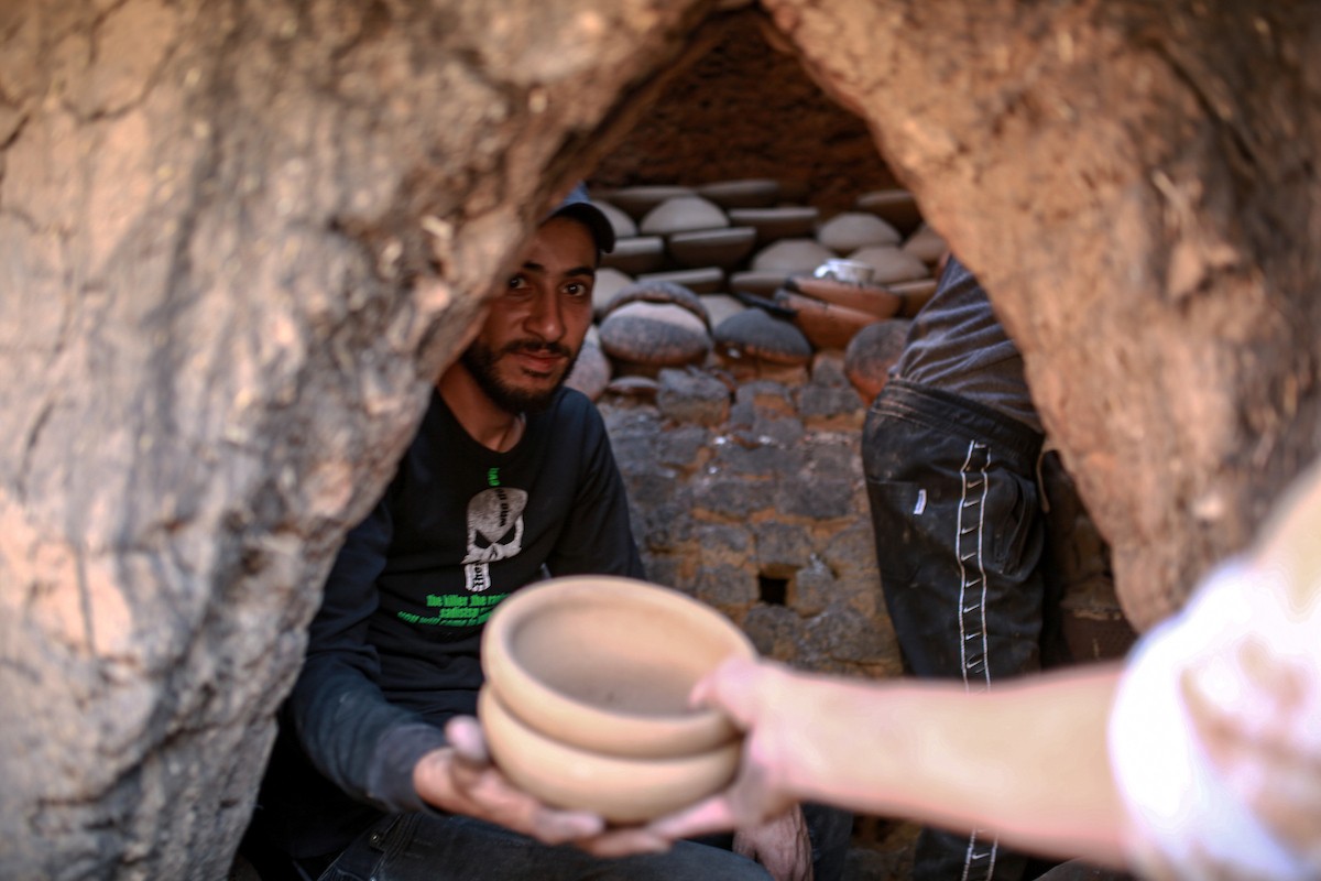 يعمل حرفيو الفخار الفلسطينيون في ورشتهم الصغيرة، حيث يُنتجون أدوات منزلية وأدوات مائدة باستخدام (30).jpg