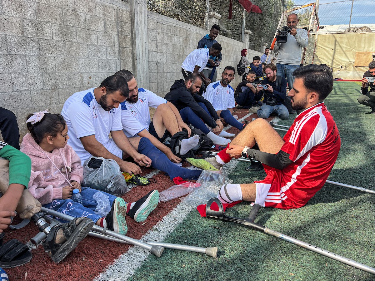 رياضيون فلسطينيون مبتورو الأطراف ضمن فعاليات بطولة الأمل لكرة القدم التي نظمتها جمعية د (3).jpg