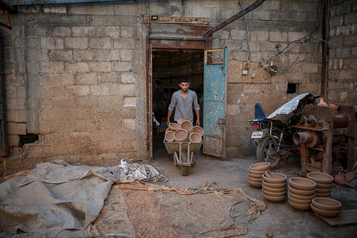 يعمل حرفيو الفخار الفلسطينيون في ورشتهم الصغيرة، حيث يُنتجون أدوات منزلية وأدوات مائدة باستخدام (34).jpg