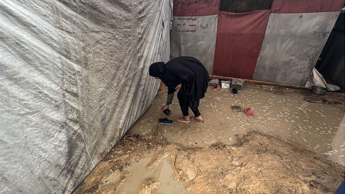 أغرقت الأمطار الغزيرة العديد من خيام النازحين الفلسطينيين في مخيم النصيرات، وسط قطاع غزة (7).jpg