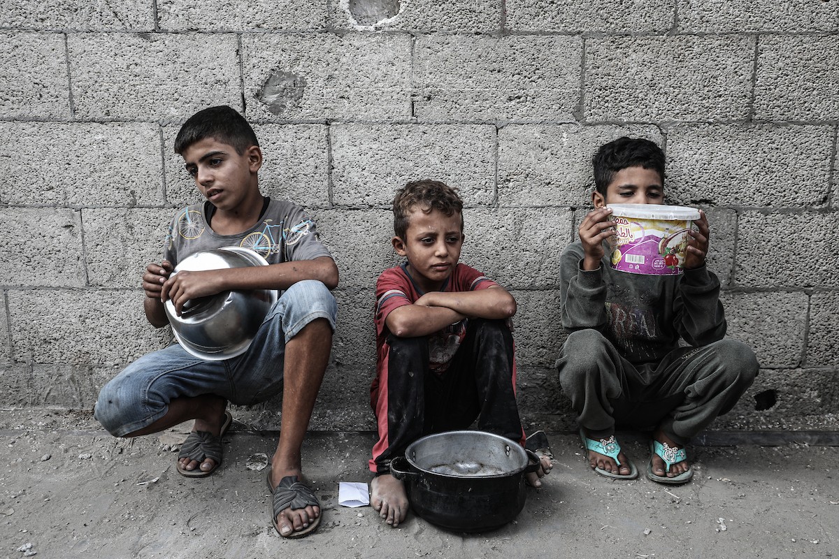 طوابير طويلة للحصول على وجبات ساخنة توزعها جمعيات خيرية في مخيم النصيرات.jpg