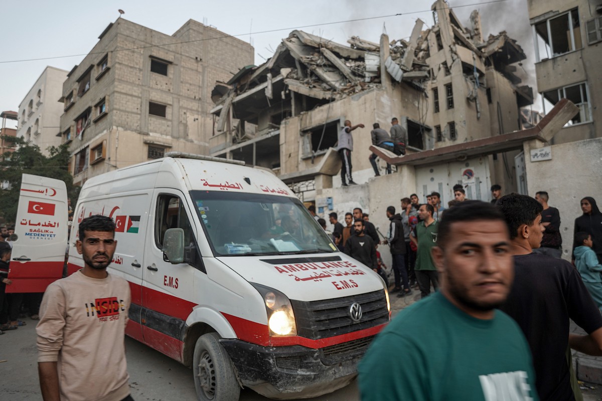 أفراد الدفاع المدني يبحثون في منزل محترق استهدفه غارات جوية إسرائيلية في مدينة غزة، في 22 نوفمبرتشرين الثاني 2025 (6).jpg