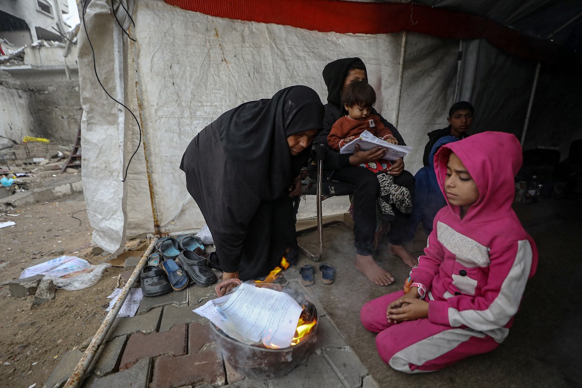 مسنان يعتنيان بـ 36 حفيدًا بعد أن فقدا خمسة من أبنائهما خلال الحرب الإسرائيلية على قطاع غزة (7).jpg