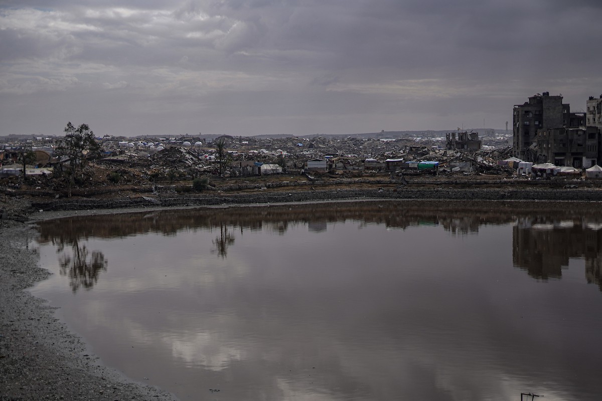 وفد من الأمم المتحدة يتفقد حوض تجميع مياه الصرف الصحي في حي الشيخ رضوان بمدينة غزة (23).jpg