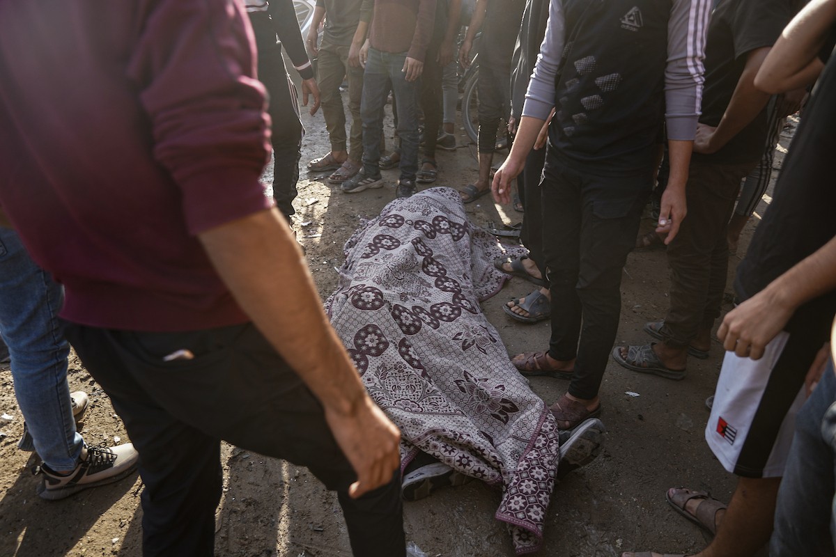 فلسطينيون وفرق الدفاع المدني ينتشلون ضحايا سقطوا في غارات جو (9).jpg