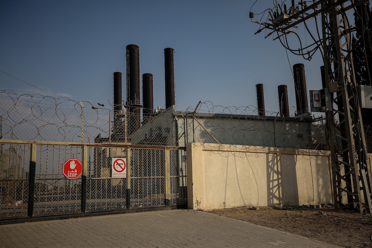 فرق من شركة الكهرباء تبدأ أعمال الصيانة والإصلاح لخطوط الكهرباء المتضررة في دير البلح وسط قطاع غزة (10).jpg