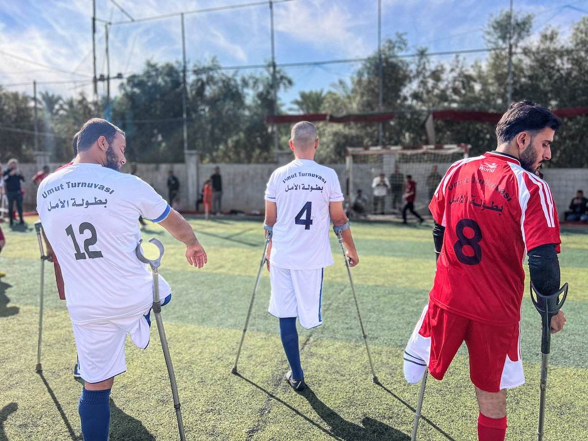 رياضيون فلسطينيون مبتورو الأطراف ضمن فعاليات بطولة الأمل لكرة القدم التي نظمتها جمعية د (7).jpg
