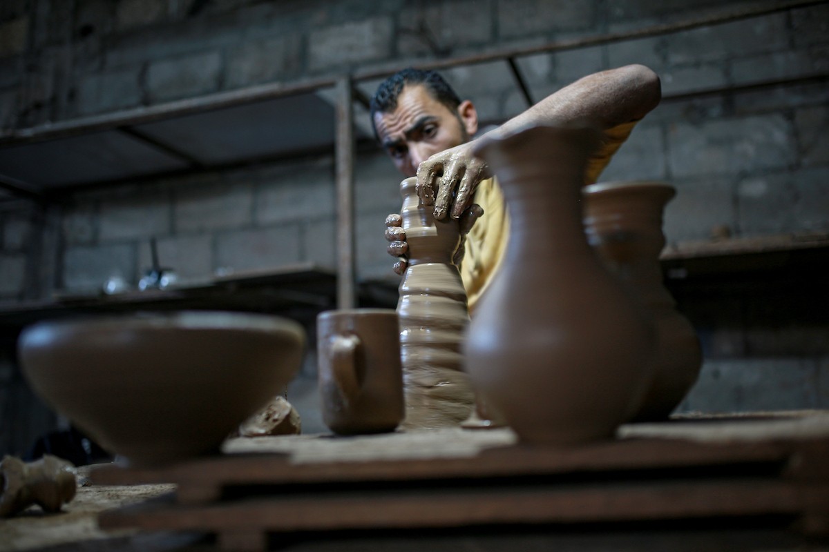 يعمل حرفيو الفخار الفلسطينيون في ورشتهم الصغيرة، حيث يُنتجون أدوات منزلية وأدوات مائدة باستخدام (13).jpg
