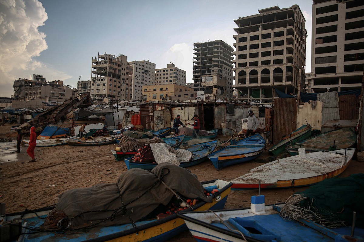 يحاول الصيادون الفلسطينيون في ميناء غزة كسب رزقهم من خلال رمي شباكهم، رغم الأضرار التي لحقت بمعداتهم جراء الهجمات على مدينة غزة