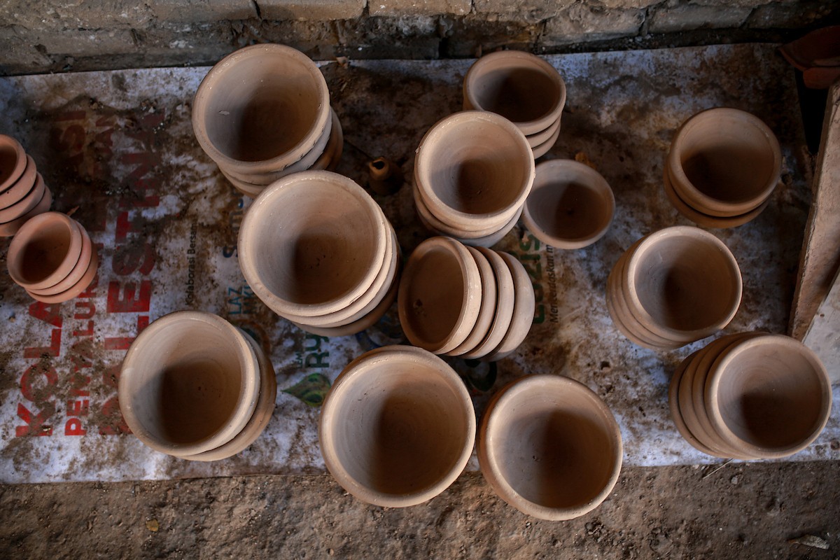 يعمل حرفيو الفخار الفلسطينيون في ورشتهم الصغيرة، حيث يُنتجون أدوات منزلية وأدوات مائدة باستخدام (7).jpg