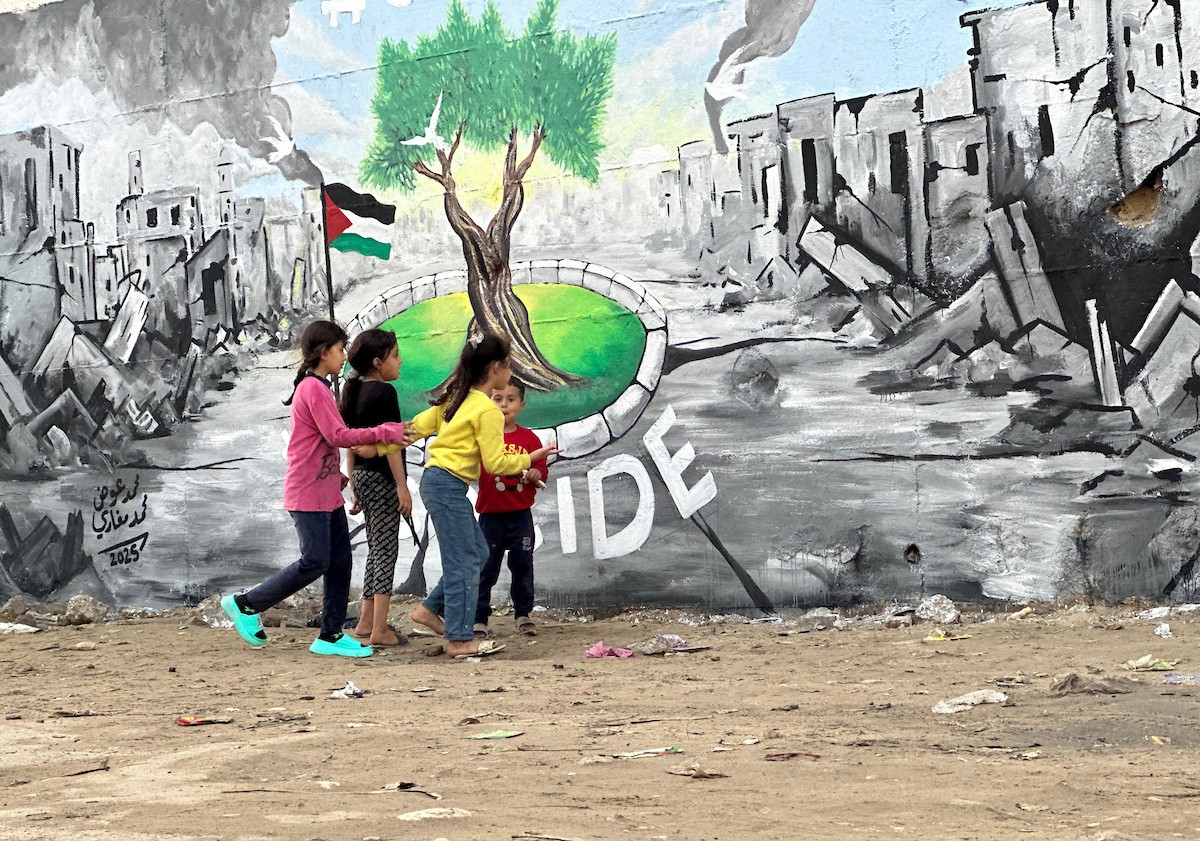 يرسم فنانون فلسطينيون جدارية وسط أنقاض المباني المدمرة في خان يونس، جنوب قطاع غزة.jpg
