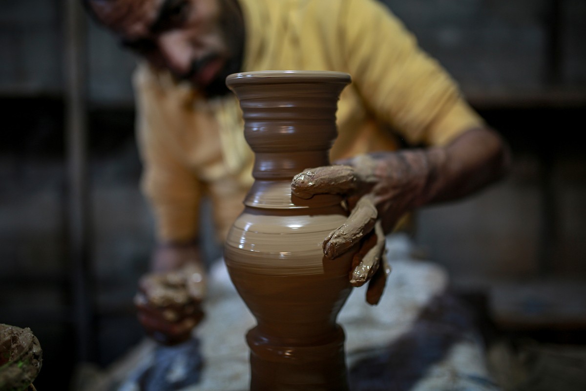 يعمل حرفيو الفخار الفلسطينيون في ورشتهم الصغيرة، حيث يُنتجون أدوات منزلية وأدوات مائدة باستخدام (21).jpg
