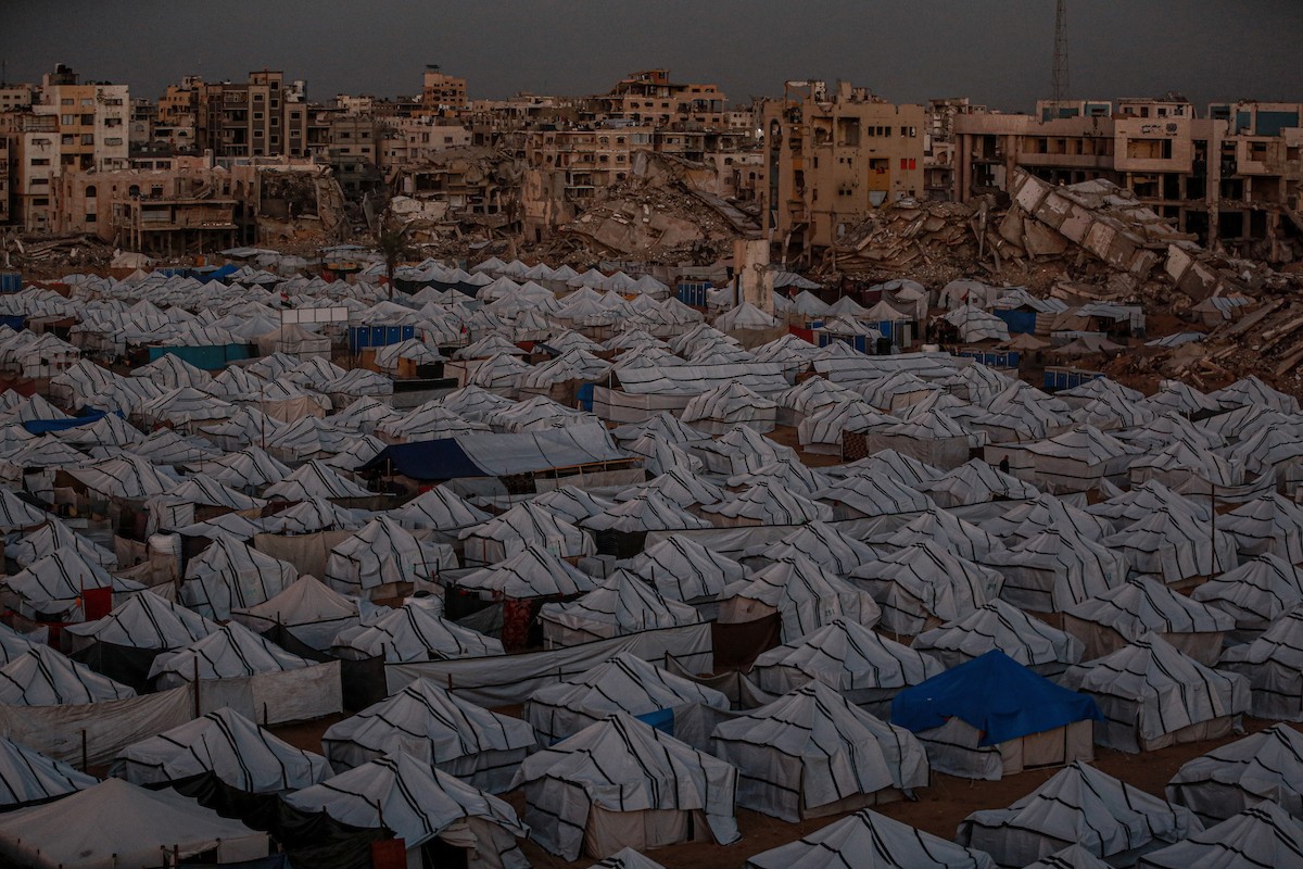 خيام النزوح المنتشرة وسط الدمار في شمال مدينة غزة في 30 نوفمبر/تشرين الثاني 2025