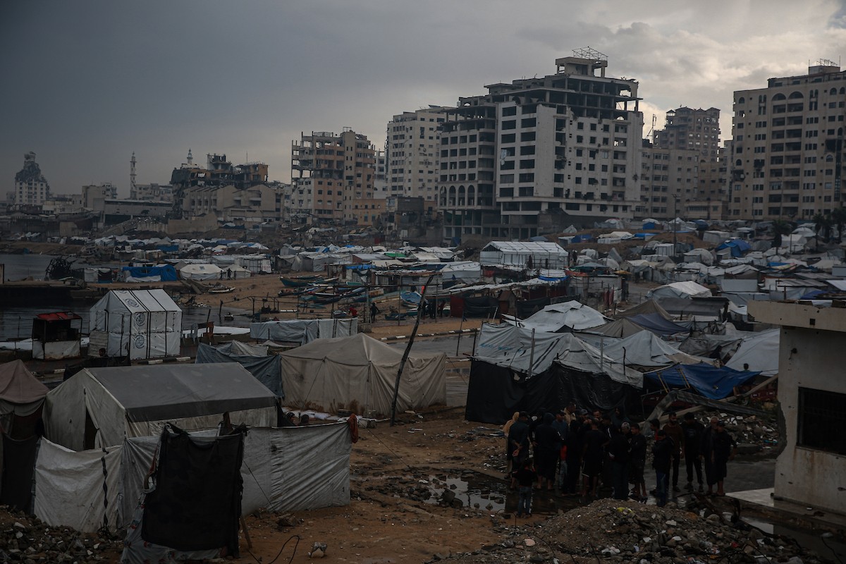 منظر لخيام النازحين في ميناء غزة بعد أن غمرتها مياه الأمطار، مخلفةً بركًا من الماء والطين في أنحاء مدينة غزة، 14 نوفمبر/تشرين الثاني 2025