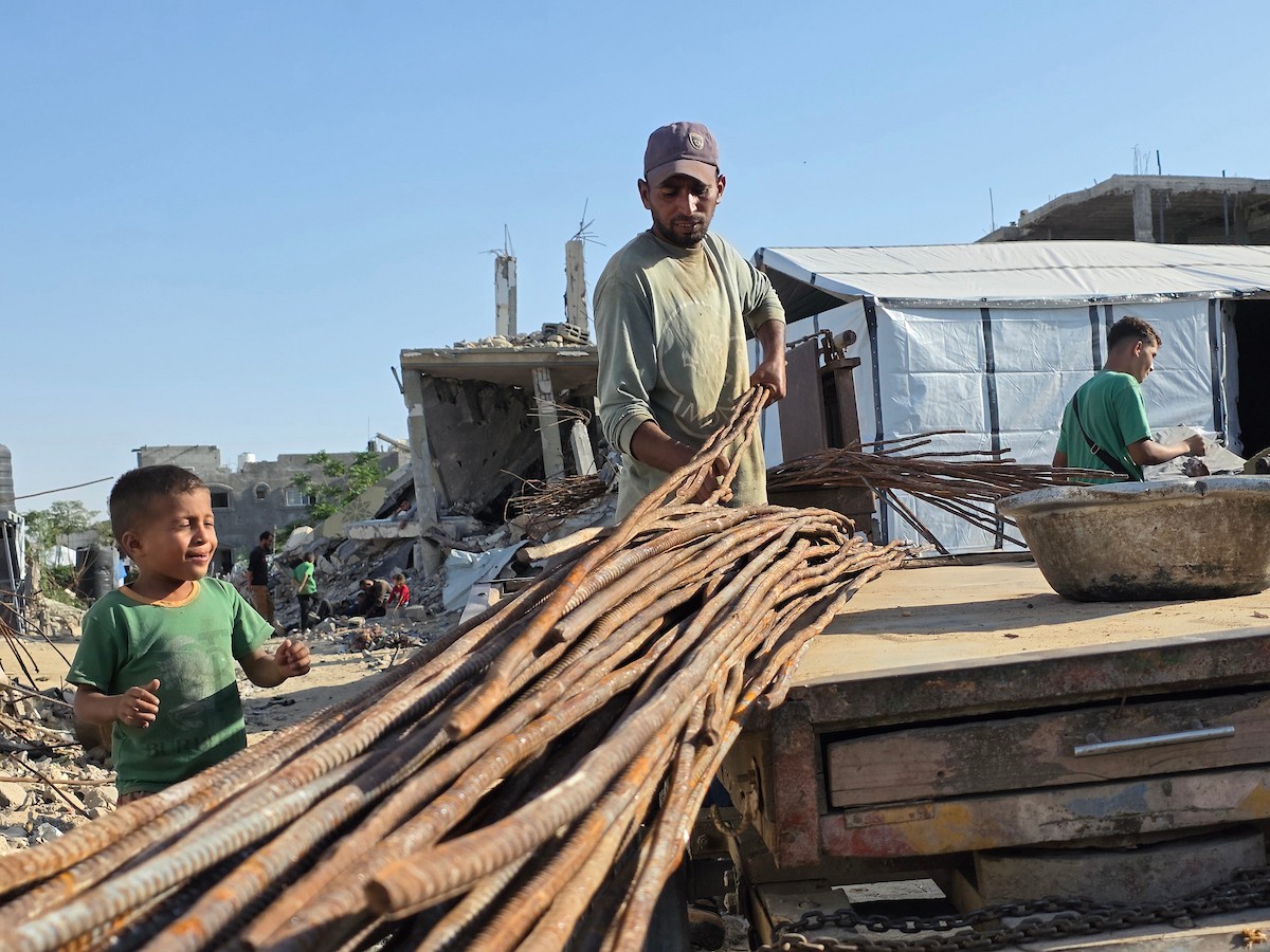 يُعيد فلسطينيون تدوير قضبان معدنية مُنتشلة من المباني المُدمرة في قطاع غزة، ٢٣ نوفمبر/ تشرين الثاني ٢٠٢٥