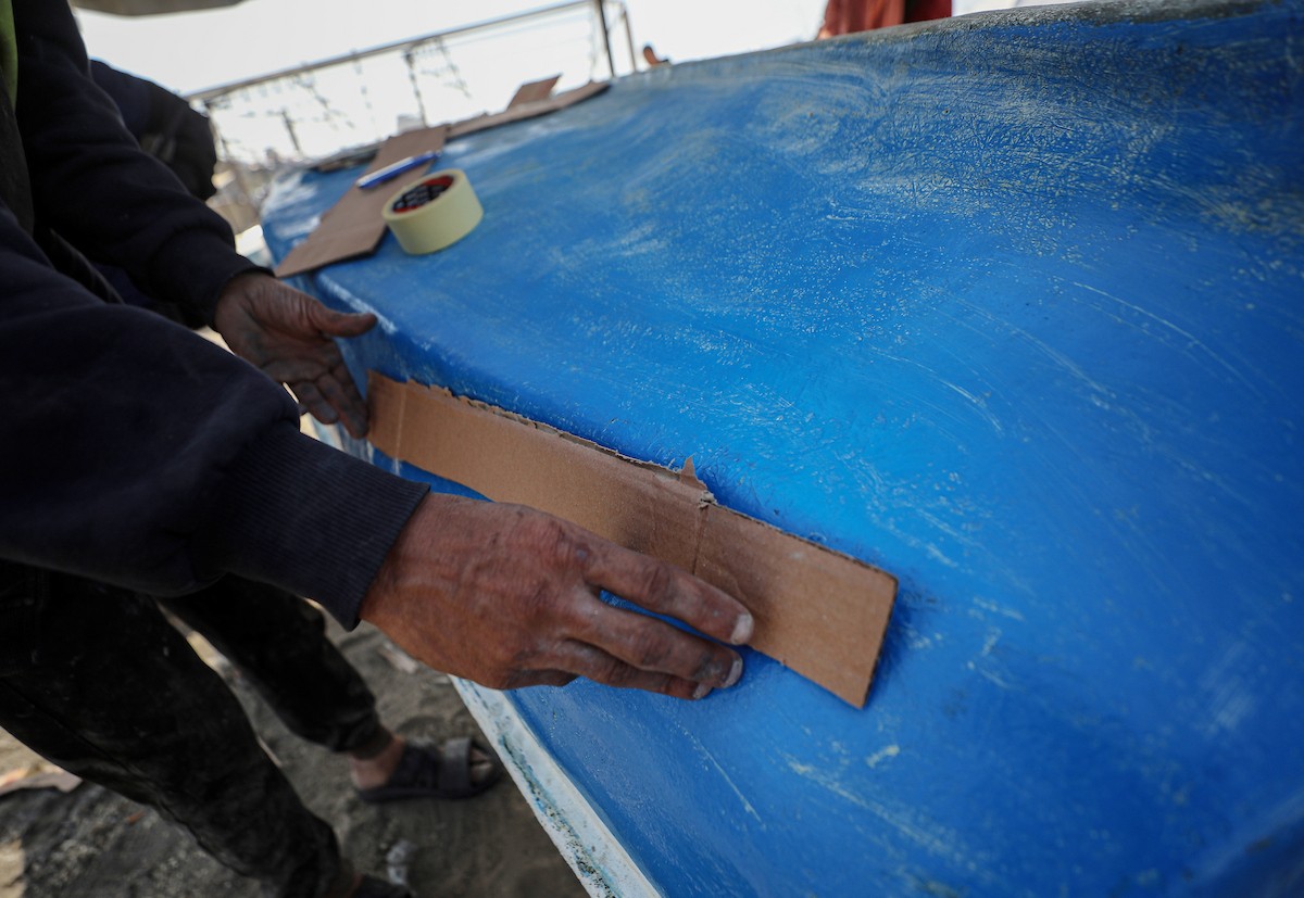 حرفيون يُصلحون قوارب الصيد في ورشة بميناء غزة البحري (5).jpg