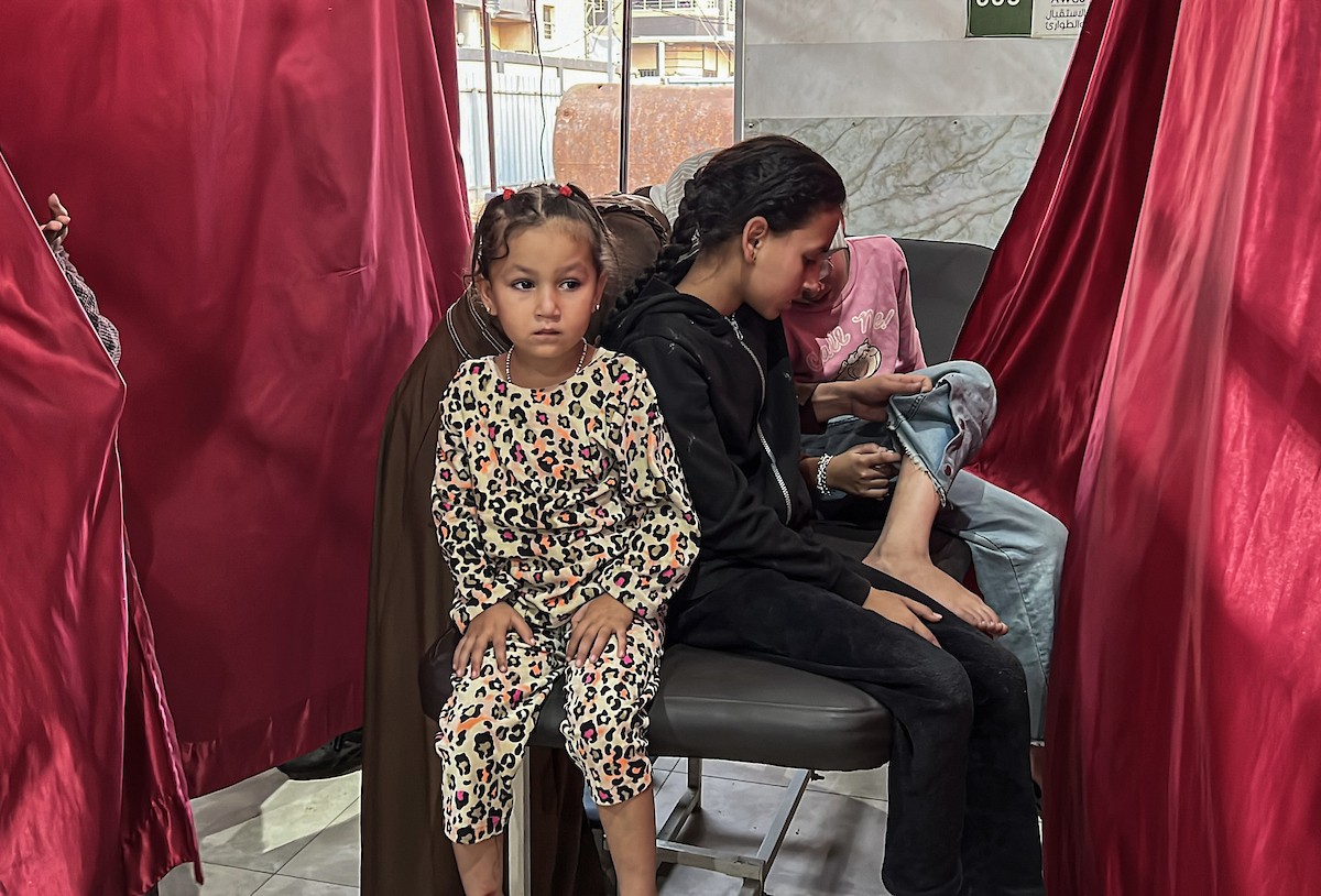 يتم نقل الجرحى الفلسطينيين بمن فيهم الأطفال إلى المستشفيات لتلقي العلاج بعد أن شن جيش الاحتلال الإسرائيلي هجمات على عدة مناطق في قطاع غزة على الرغم من وقف إطلاق النار، مستهدفًا مبنى تابعًا لعائلة أبو شاويش في مخيم ا (5).jpg