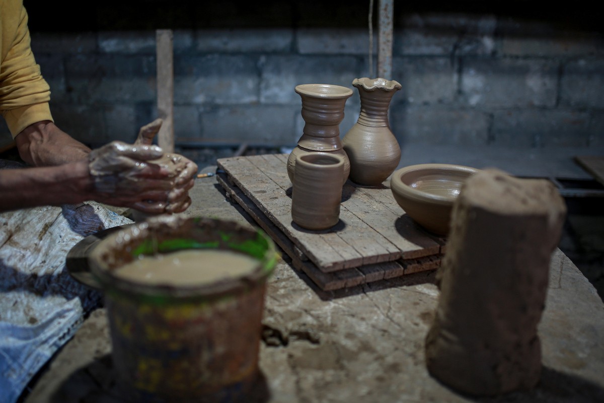 يعمل حرفيو الفخار الفلسطينيون في ورشتهم الصغيرة، حيث يُنتجون أدوات منزلية وأدوات مائدة باستخدام (12).jpg