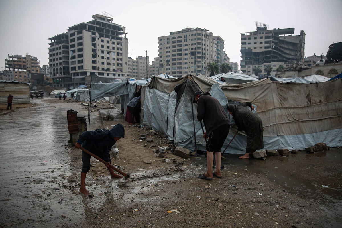 منظر لخيام النازحين في ميناء غزة بعد أن غمرتها مياه الأمطار، مخلفةً بركًا من الماء والطين في أنحاء مدينة غزة، 14 نوفمبر/تشرين الثاني 2025