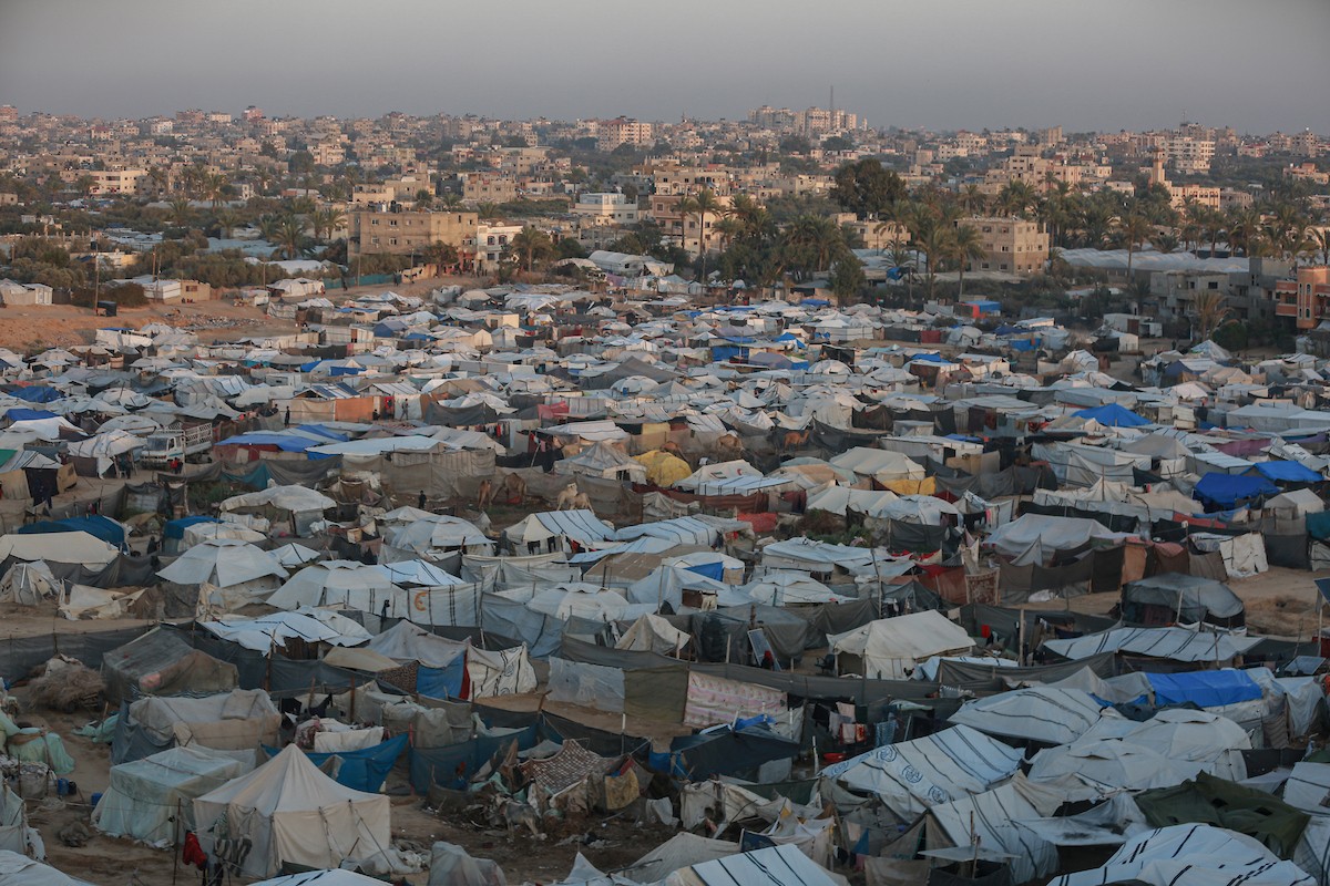 منظر عام للمنطقة حيث تواجه الأسر الفلسطينية النازحة التي تعيش في خيام مؤقتة بالقرب من مدينة الزوايدة في وسط قطاع غزة