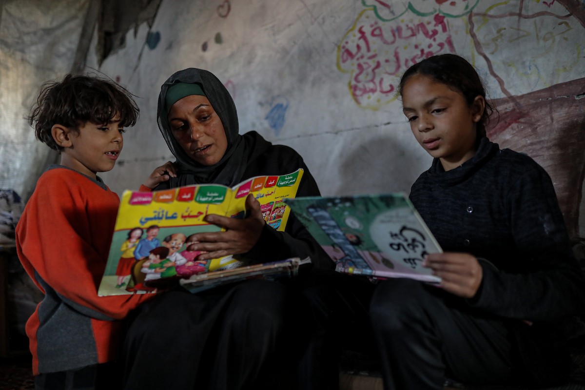 عائلة محمد حلاوة الفلسطينية تستأنف حياتها وسط ركام منزلها المدمر في جباليا (21).jpg