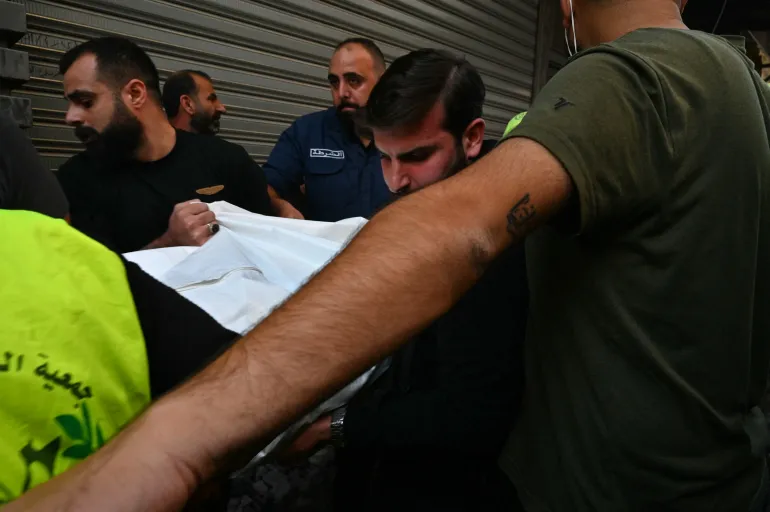 الدفاع المدني يخلي جثة من موقع الغارة في حي حارة حريك بالضاحية الجنوبية لبيروت (الفرنسية).webp