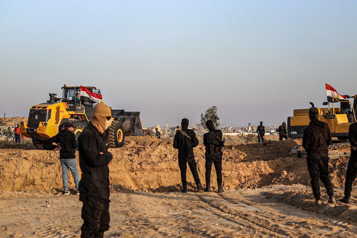 تعمل الآليات الثقيلة بالتنسيق مع أعضاء سرايا القدس وف (14).jpg