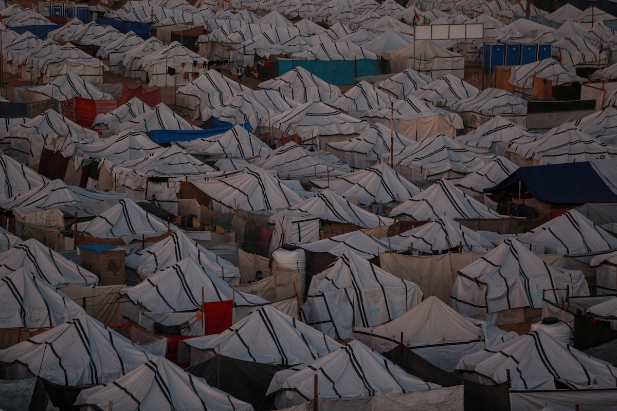 خيام النزوح المنتشرة وسط الدمار في شمال مدينة غزة في 30 نوفمبر/تشرين الثاني 2025