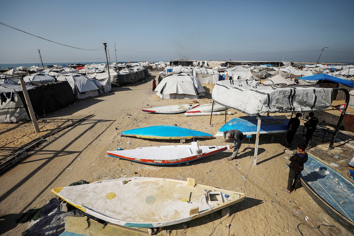 حرفيون يُصلحون قوارب الصيد في ورشة بميناء غزة البحري (6).jpg