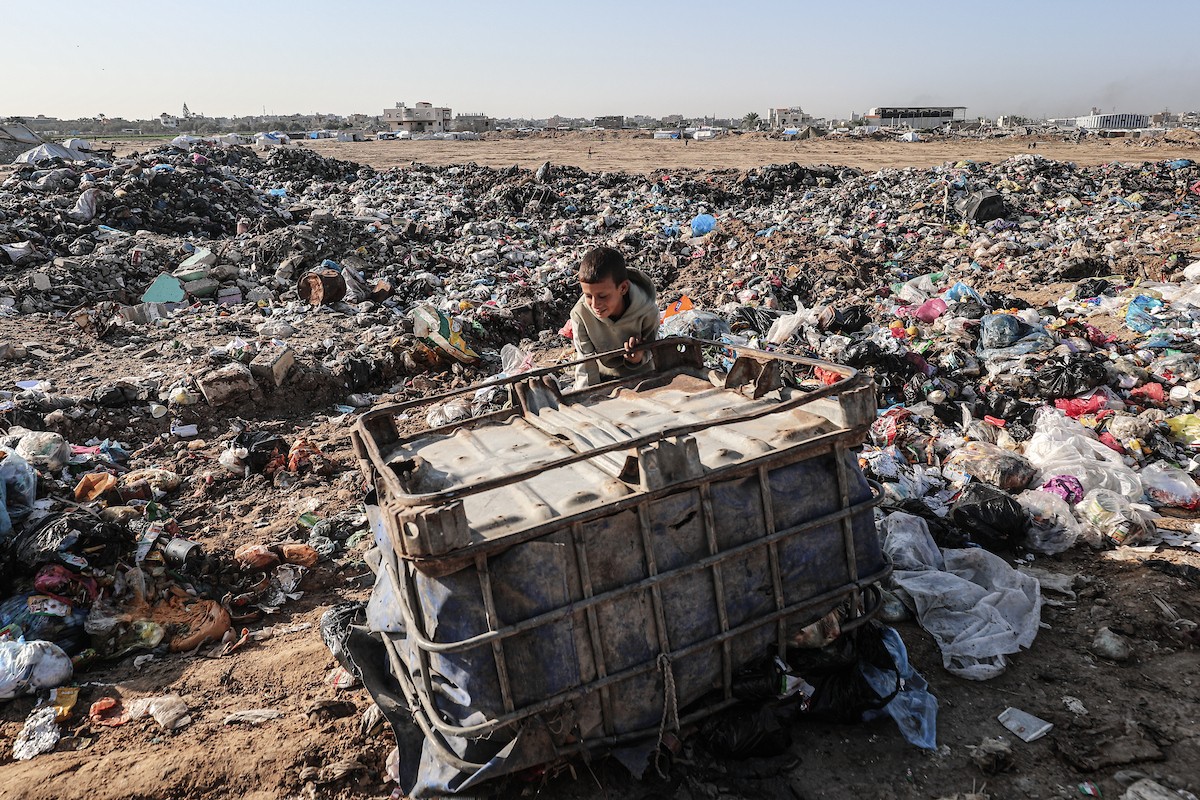 يبحث أطفال فلسطينيون في مخيم المغازي للاجئين يوميًا بين الأنقاض والقمامة عن بقايا الطعام وقطع الكرتون والبلاستيك والخشب لمساعدة عائلاتهم في الطهي في ظل انقطاع غاز الطهي عن غزة لفترة طويلة بسبب الحرب (6).jpg
