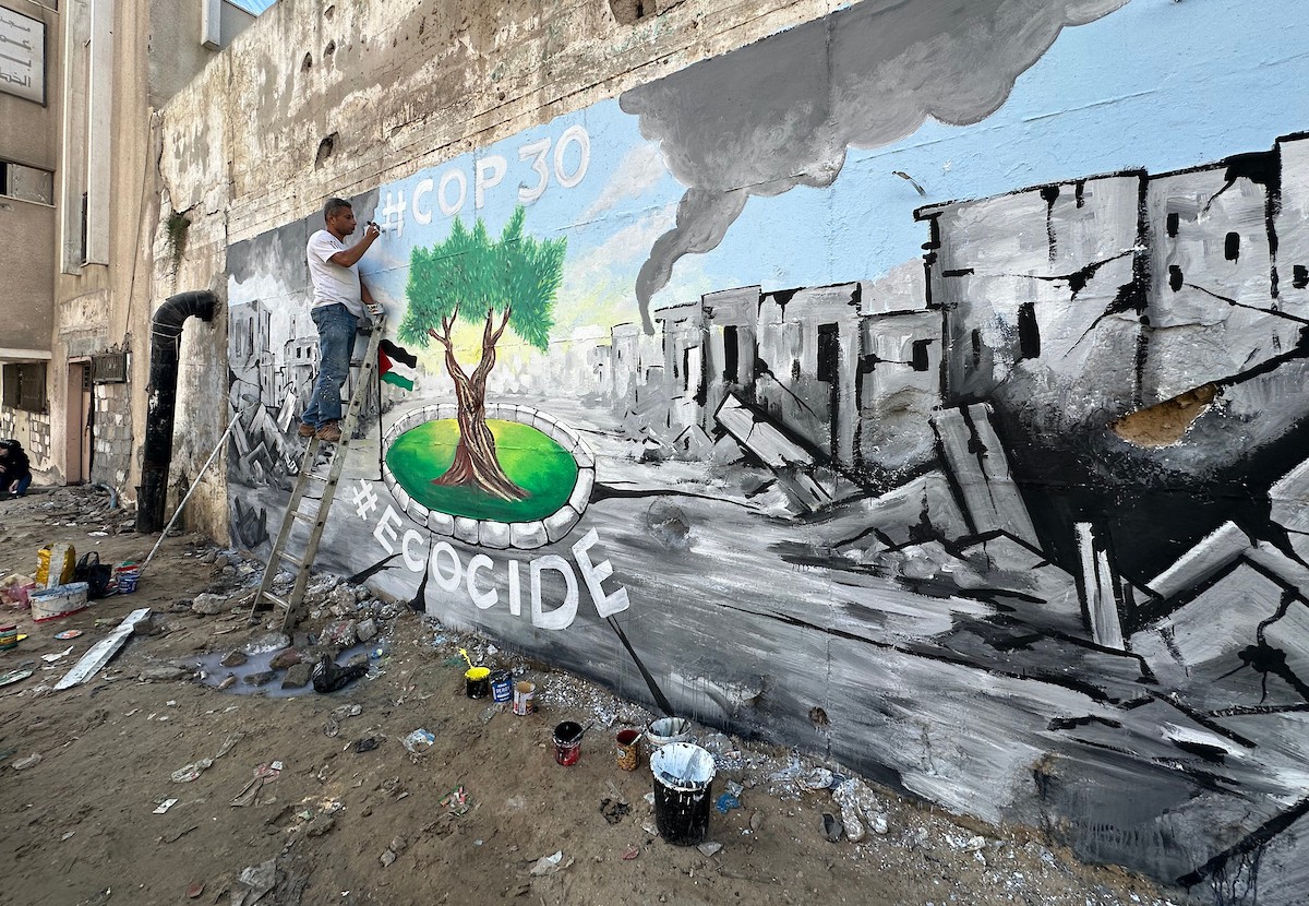 يرسم فنانون فلسطينيون جدارية وسط أنقاض المباني المدمرة في خان يونس، جنوب قطاع غزة (8).jpg