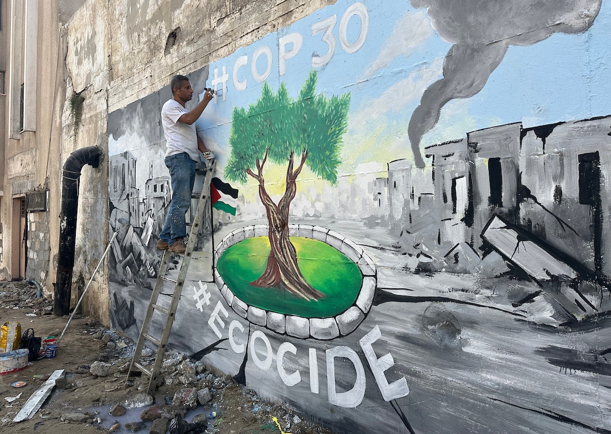 يرسم فنانون فلسطينيون جدارية وسط أنقاض المباني المدمرة في خان يونس، جنوب قطاع غزة (9).jpg