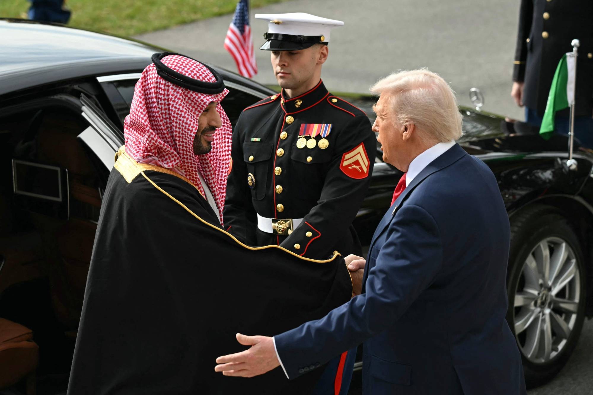 الرئيس الأميركي دونالد ترمب مستقبلاً ولي العهد السعودي الأمير محمد بن سلمان لدى وصوله إلى البيت الأبيض الثلاثاء (أ.ف.ب).jpeg