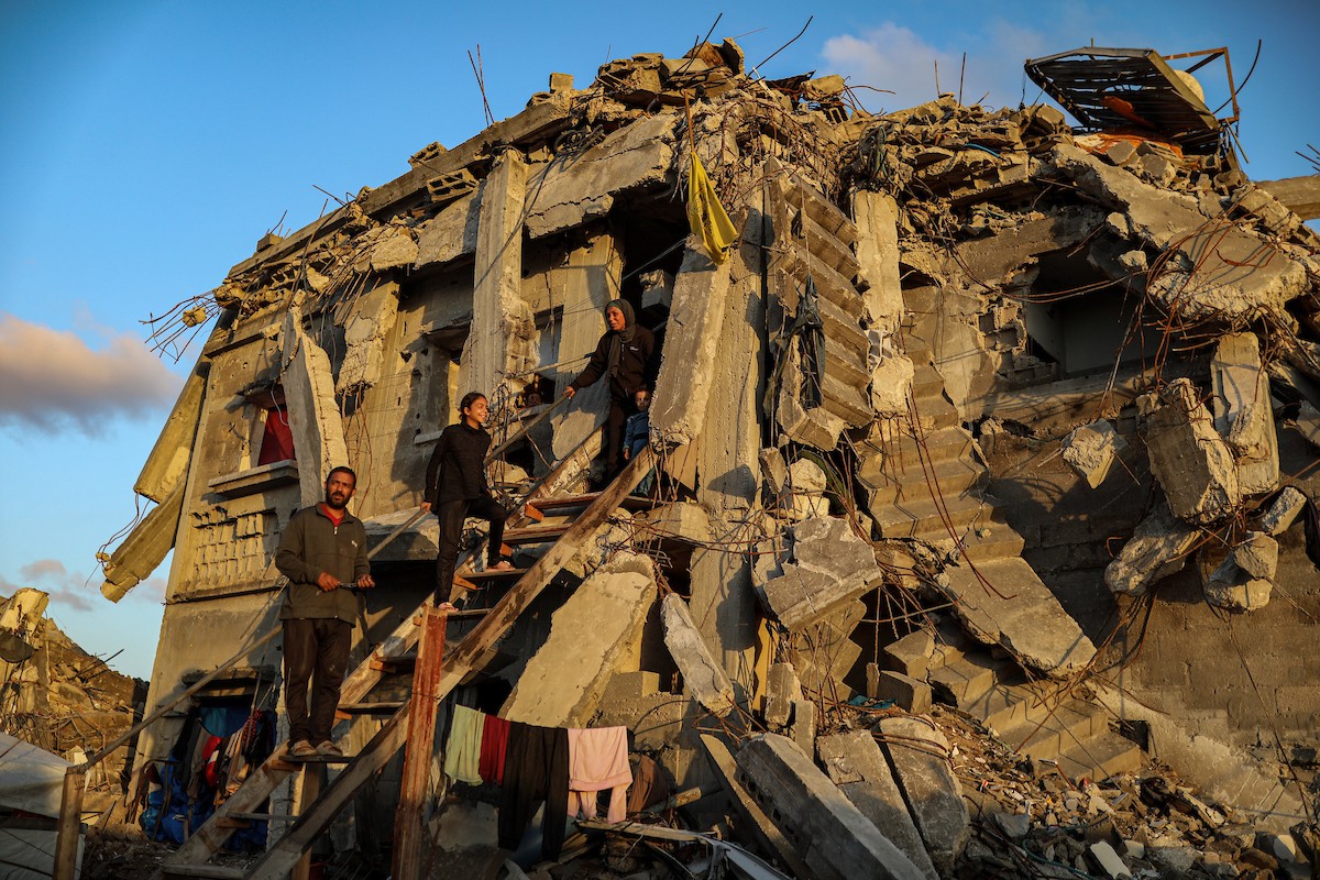 عائلة محمد حلاوة الفلسطينية تستأنف حياتها وسط ركام منزلها المدمر في جباليا.jpg