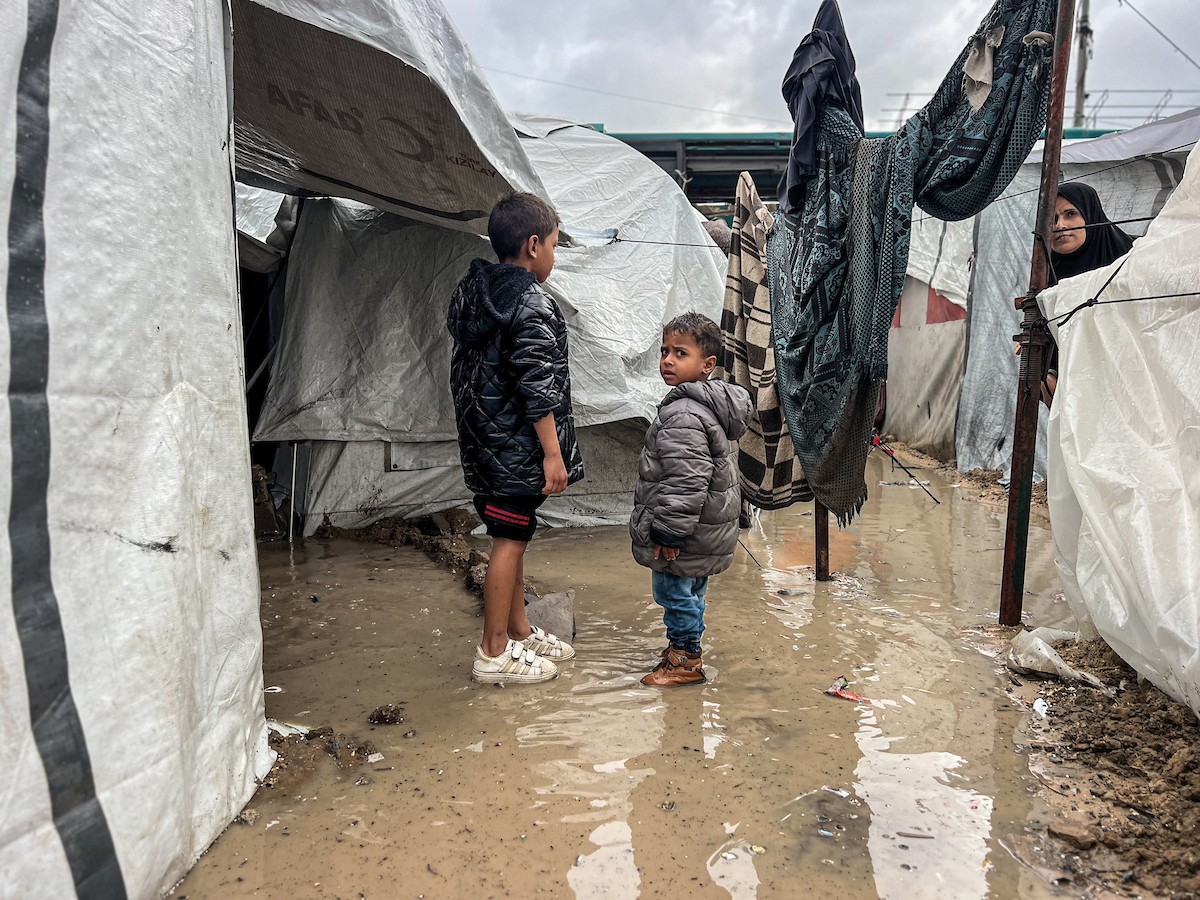 أغرقت الأمطار الغزيرة العديد من خيام النازحين الفلسطينيين في مخيم النصيرات، وسط قطاع غزة (9).jpg