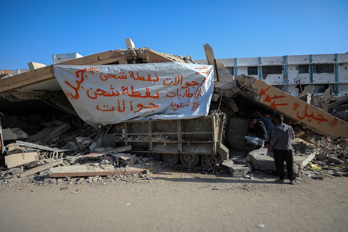 الشاب الفلسطيني يحيى خزيق من سكان غزة، يُعيد استخدام مدرعة إسرائيلية مهجورة (12).jpg