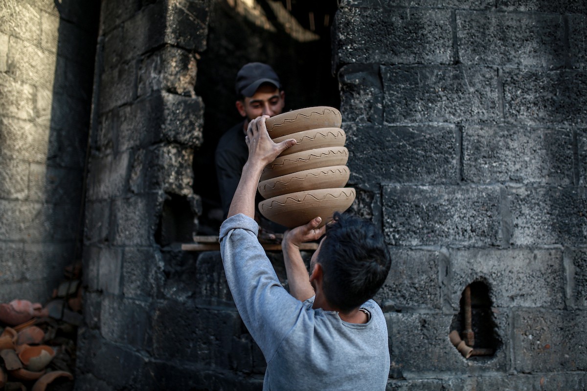 يعمل حرفيو الفخار الفلسطينيون في ورشتهم الصغيرة، حيث يُنتجون أدوات منزلية وأدوات مائدة باستخدام (29).jpg